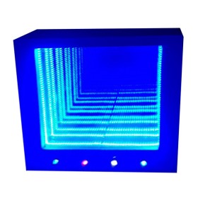 Panel de luces que forman una ilusión óptica, haciendo parecer que son luces infinitas a través de un túnel